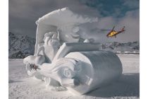 Beim 29. Schneeskulpturen-Wettbewerb „Formen in Weiss“ holen sich Ivan Holzknecht und Armin Rifesser mit ihrer Skulptur „Back to the roots alias Fred Feuerstein“ den 1. Platz. • © TVB Paznaun – Ischgl